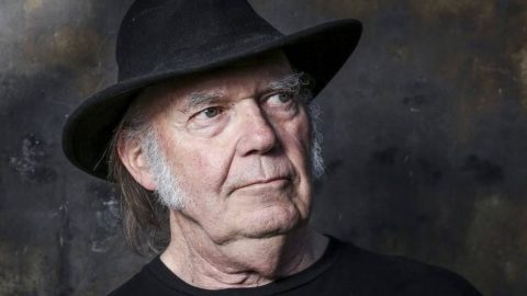 Por conta do coronavírus, Neil Young anuncia streaming de apresentações em casa