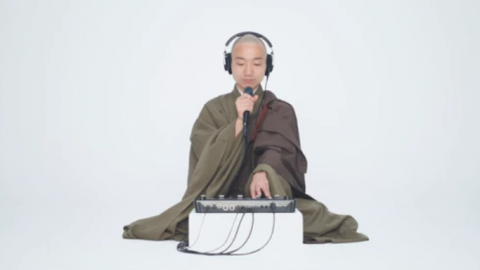 Monge viraliza no YouTube ao criar música para meditar fazendo Beatbox