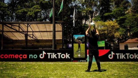 TikTok instala painel para jogadores comemorarem gol durante a Copa do Brasil