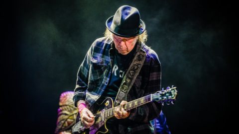 Em acordo milionário, empresa de investimentos adquire metade dos direitos de discografia de Neil Young